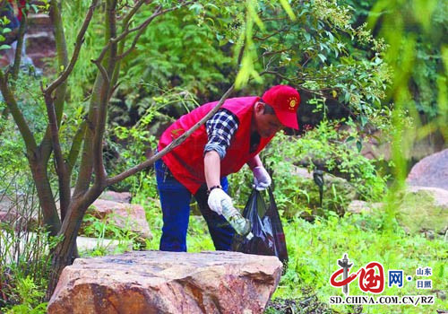 環保志願者到莒縣浮來山景區清理垃圾