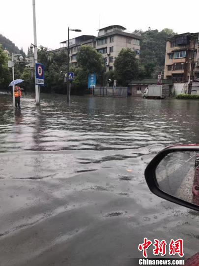 圖為貴陽市局地積水嚴重。