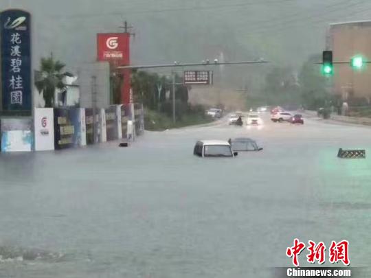 圖為貴陽市局地積水嚴重。