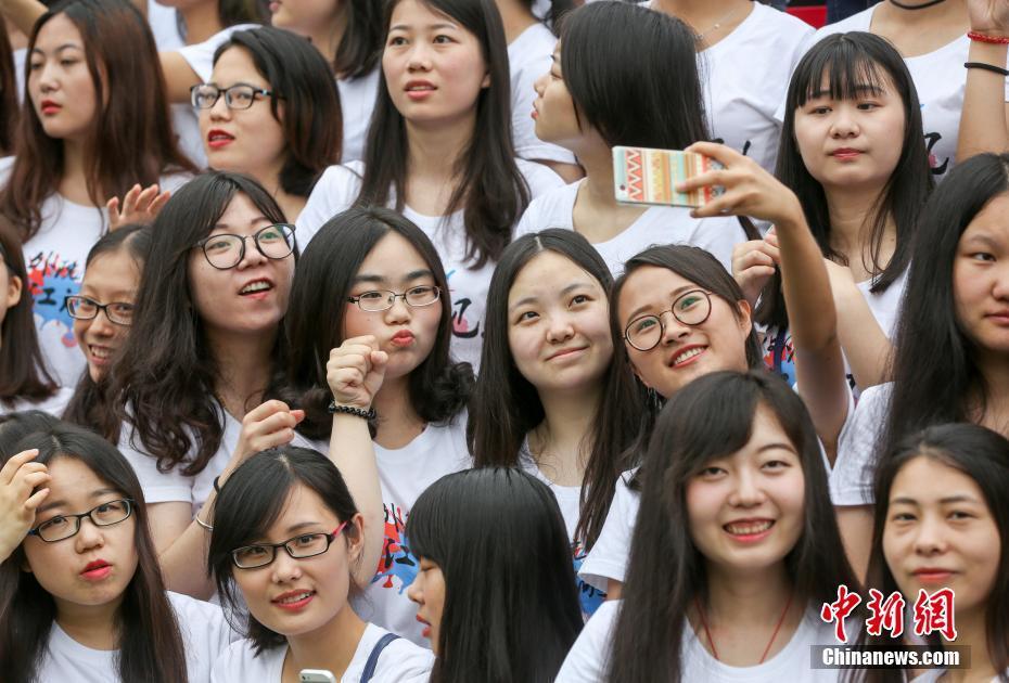 武汉四千多名师生拍最牛毕业照 巨型照片长达8米（图）