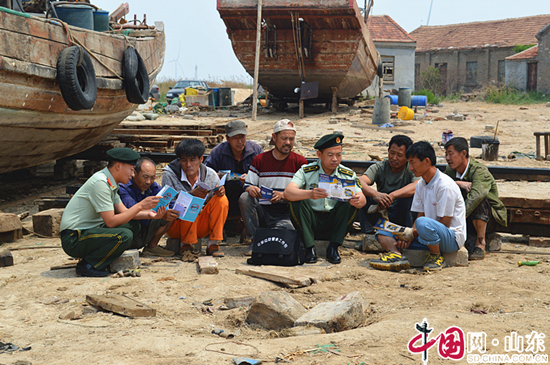 濱州邊防支隊海防邊防派出所法制宣傳走近漁船民群眾
