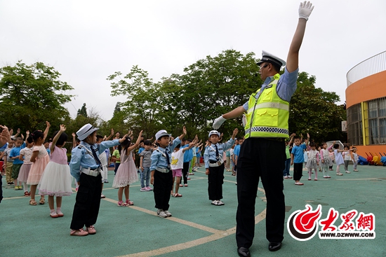 日照交警到幼儿园开展交通安全小课堂活动