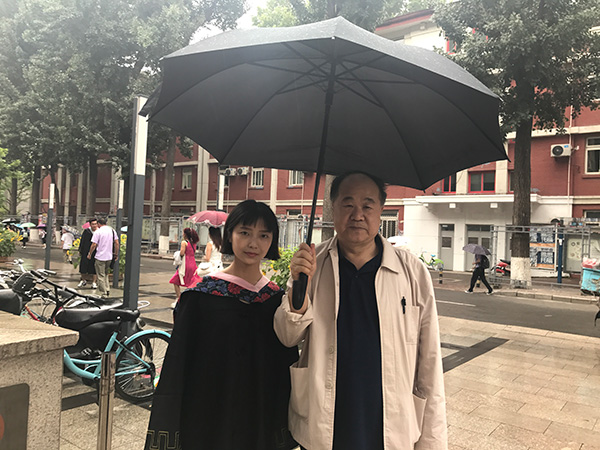 莫言參加母校北師大畢業典禮 雨中與畢業生合影（組圖）