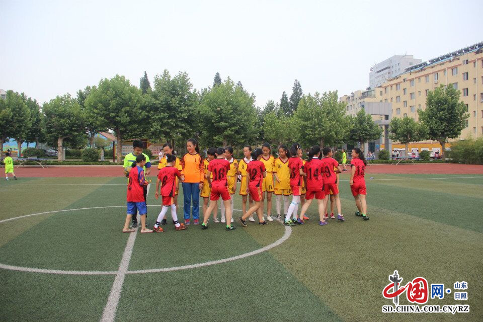 日照第一小學舉行五年級和六年級女足對抗賽活動