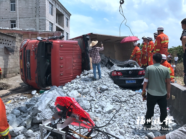 闽侯一货车侧翻碎石倾覆压扁小车 两人被困