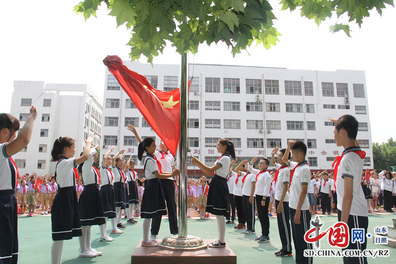 日照市實驗小學舉行六年級畢業升旗儀式