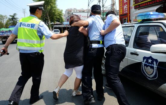 濟南女司機拒絕配合交警執法 民警噴射辣椒水（圖）
