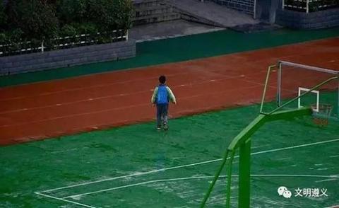 小學生立雨中敬禮感動人心:冒雨奔向教室國歌響起 立正行少先隊隊禮!