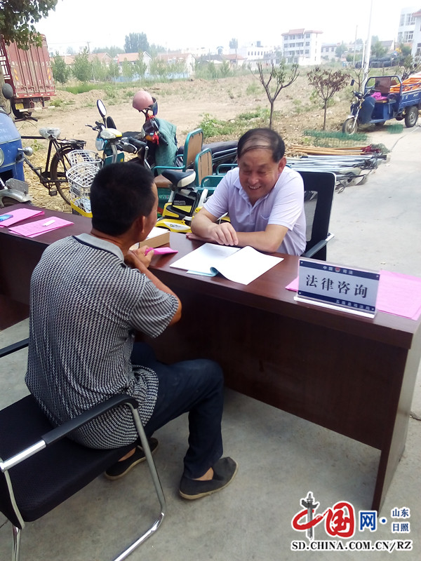 五莲县中至司法所开展法律宣传进社区活动