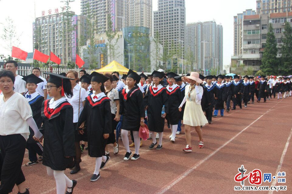 日照第一小學舉行2011級學生畢業典禮暨成童禮儀式