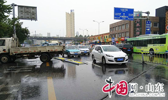 泉城濟南喜降大雨 卡車卻失控衝破路障卡在路中間(組圖)
