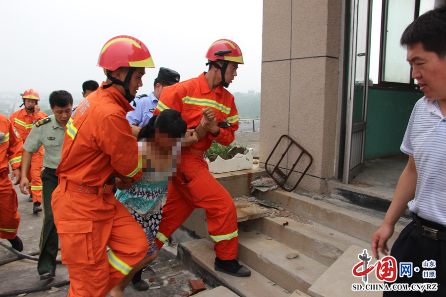 五蓮一女子輕生欲跳樓 消防兵緊急營救