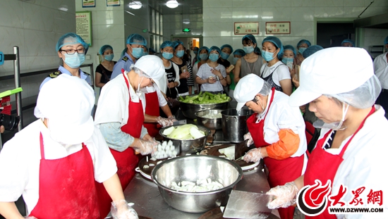 山海天食药监在辖区4所学校开展食堂开放日活动