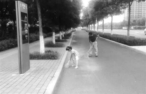 6岁女儿跟着环卫工父亲一起扫马路 不让打扫就哭（图）