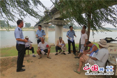 广饶警方开展夏季防溺水宣传活动(图)