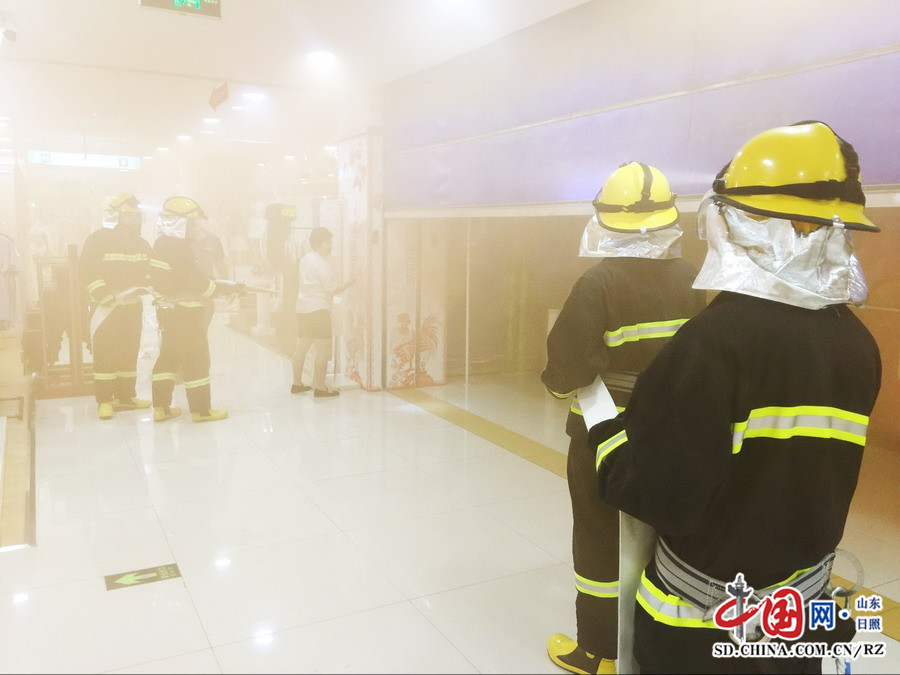 五莲消防深入商场开展灭火应急疏散演练