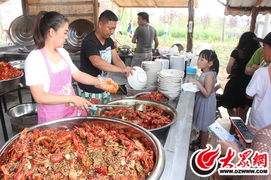 日照山河四季景区内举办首届龙虾美食节