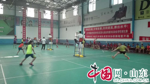 淄博市第十七届运动会羽毛球比赛挥拍（图）