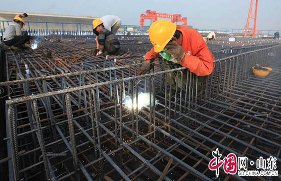 魯南高鐵員工：戰高溫 忙施工（圖）
