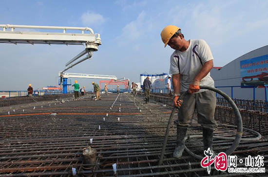 魯南高鐵員工：戰高溫 忙施工（圖）