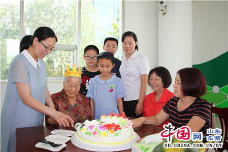广饶县国安社区开展为92岁老人过生日活动（图）