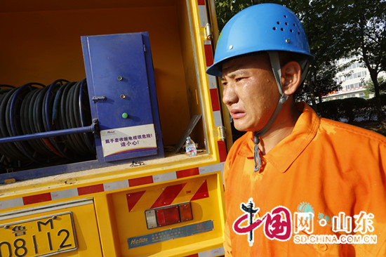 滨州：发布高温红色预警 经济开发区电网工人40度现场保供电