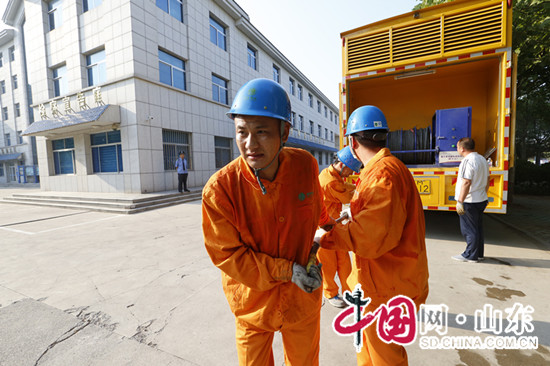 濱州：發佈高溫紅色預警 經濟開發區電網工人40度現場保供電