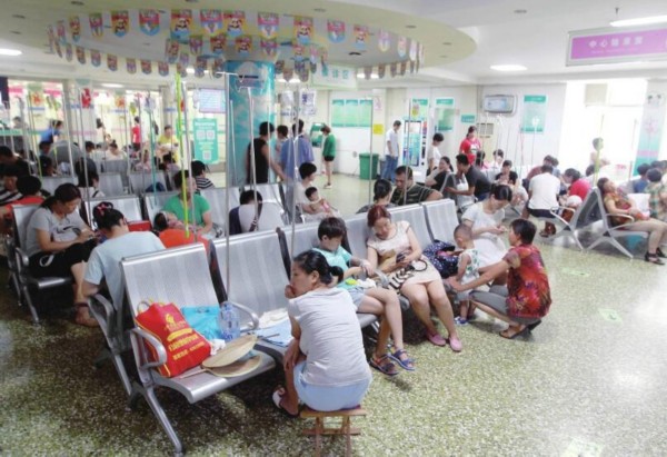 濟南：“高溫病”來襲 小兒扎堆看病醫院迎診療高峰