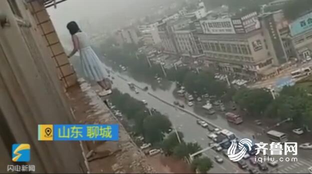 山东聊城一21岁女子跳18楼轻生 坠落气垫获救