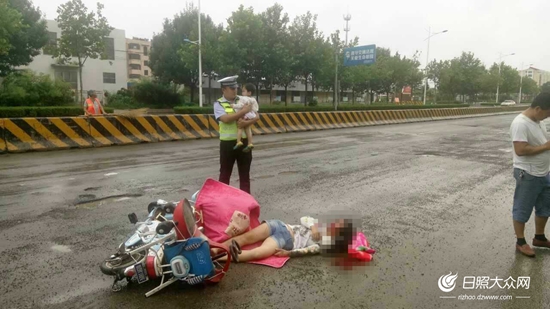 日照一女子受傷癱坐路中央 東港交警緊急救助