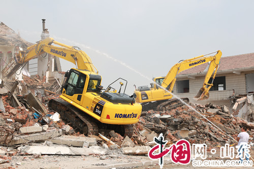 不畏酷暑 淄川经济开发区天津路段商住两用房拆除（组图）
