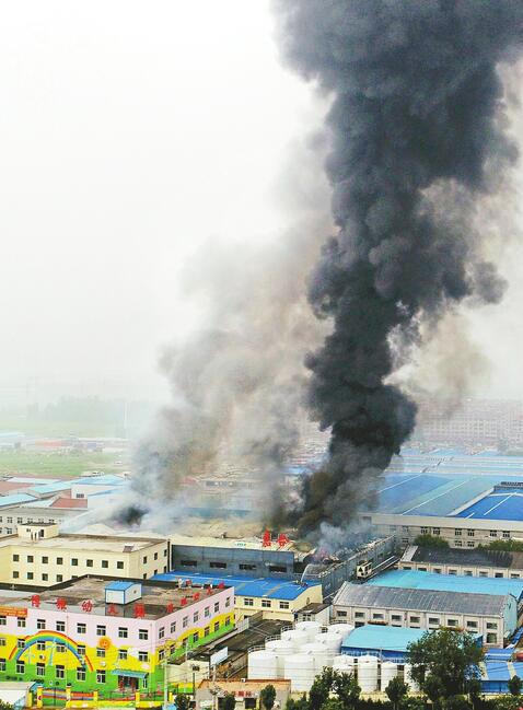濟南嘉合倉庫起火燒了近4個小時 南側百米內有所幼兒園