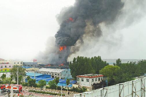 濟南嘉合倉庫起火燒了近4個小時 南側百米內有所幼兒園