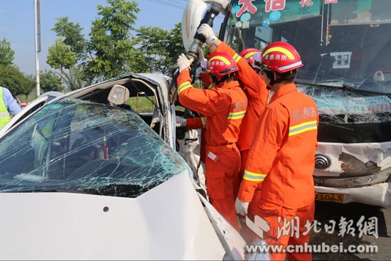 107国道孝感段小车与客车相撞 造成2人死亡