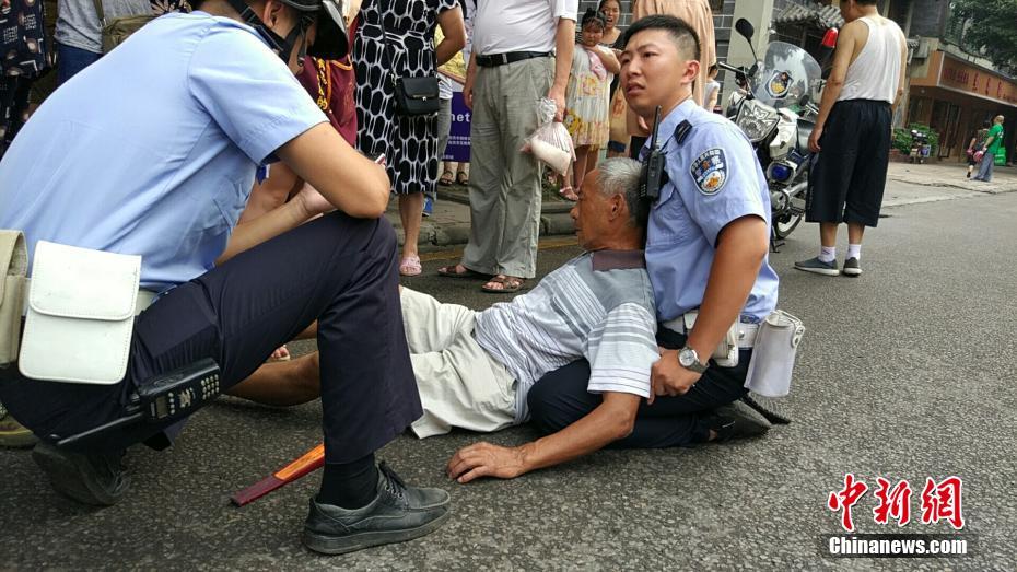 四川自贡交警双膝跪地救助车祸受伤老人