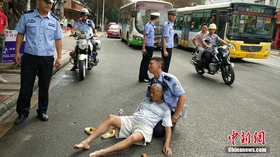 四川自贡交警双膝跪地救助车祸受伤老人