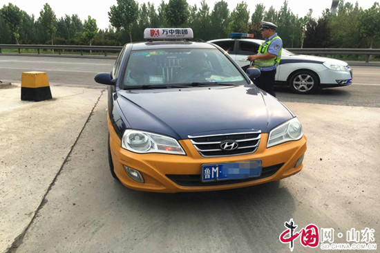 滨州博兴：一超员出租车被查 交警助乘客转运