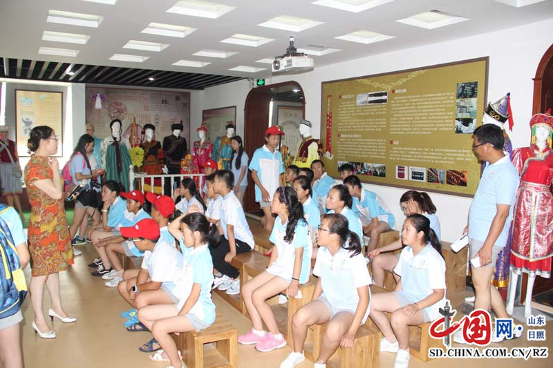 日照市農村留守兒童與外國語學校舉行手拉手活動