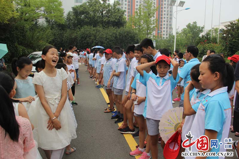 日照市农村留守儿童与外国语学校举行手拉手活动