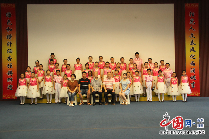 日照市实验小学参加少年儿童合唱节开幕式