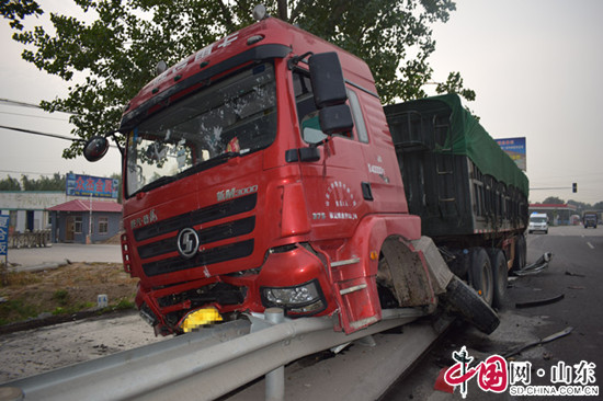 博興：駕車打盹，半挂牽引車撞上隔離護欄（組圖）