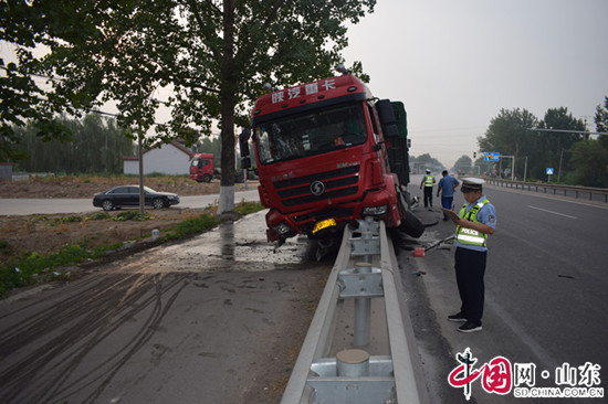 博興：駕車打盹，半挂牽引車撞上隔離護欄（組圖）