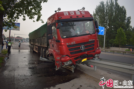 博興：駕車打盹，半挂牽引車撞上隔離護欄（組圖）