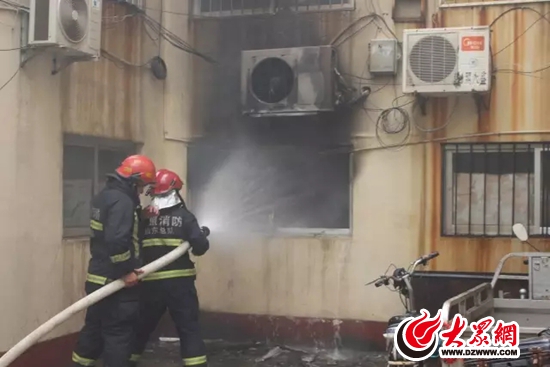 日照一小区居民楼突发火灾 东港消防及时赶到救援