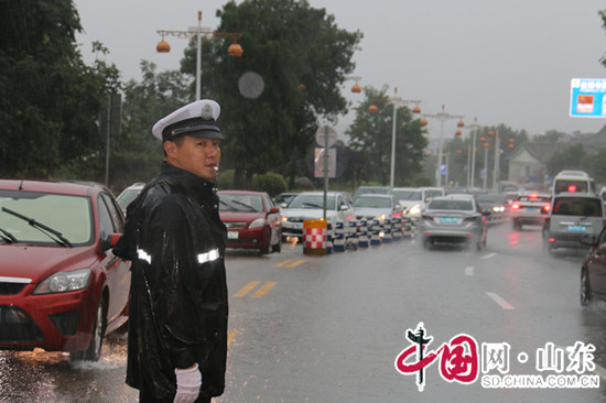 泰山景區交警大隊啟動應急預案積極應對連續降雨天氣
