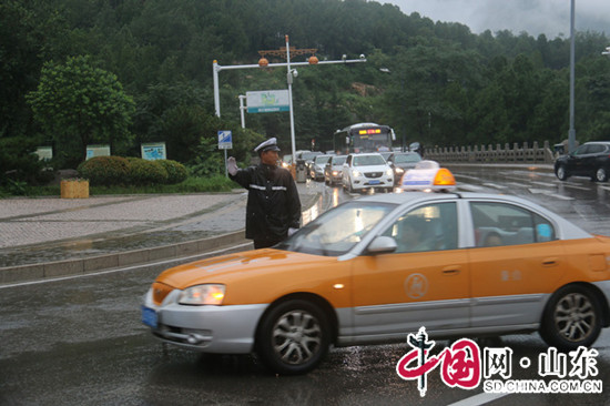 泰山景區交警大隊啟動應急預案積極應對連續降雨天氣