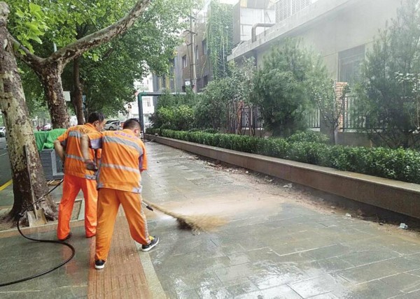 雨後灑水是浪費？市城管局:道路保潔更有效且省時省力省水