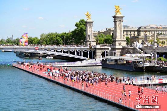 6月23日，正在申办2024年奥运会的巴黎市政府以塞纳河和著名的亚历山大三世桥为“舞台”举行“奥林匹克日”活动，向民众推广奥运会体育项目，并组织市民参加运动体验。图为塞纳河上搭建的田径跑道。 <a target=