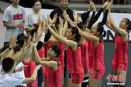 中国女排小组赛首战力克巴西，取得开门红。 泱波 摄