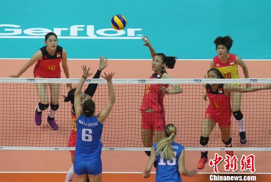 中國女排在世界女排大獎賽的收官一戰6日在南京落下帷幕。在120分鐘的決賽對戰中，中國女排不敵塞爾維亞隊，以1:3落負，最終獲得第四名。　泱波 攝